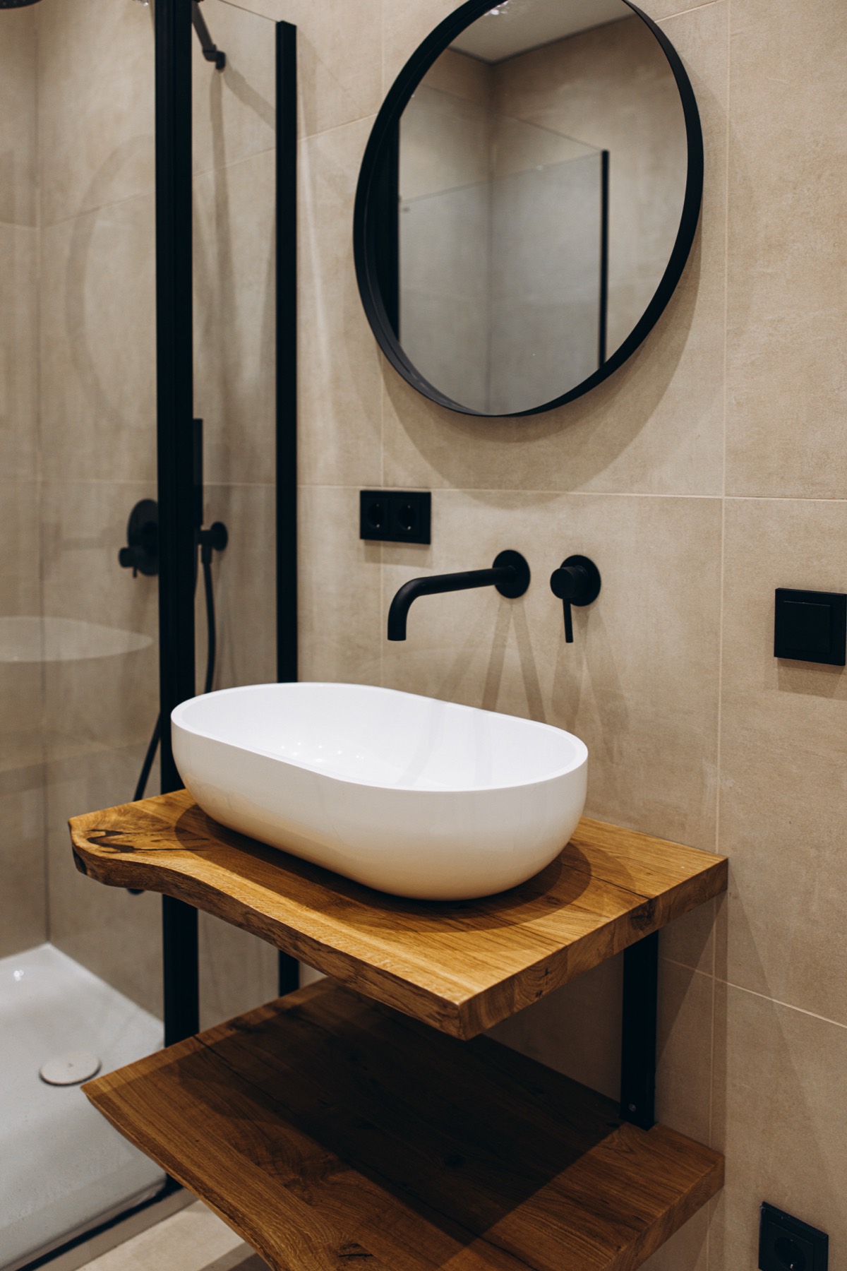 Modernes Badezimmer mit Design-Waschbecken