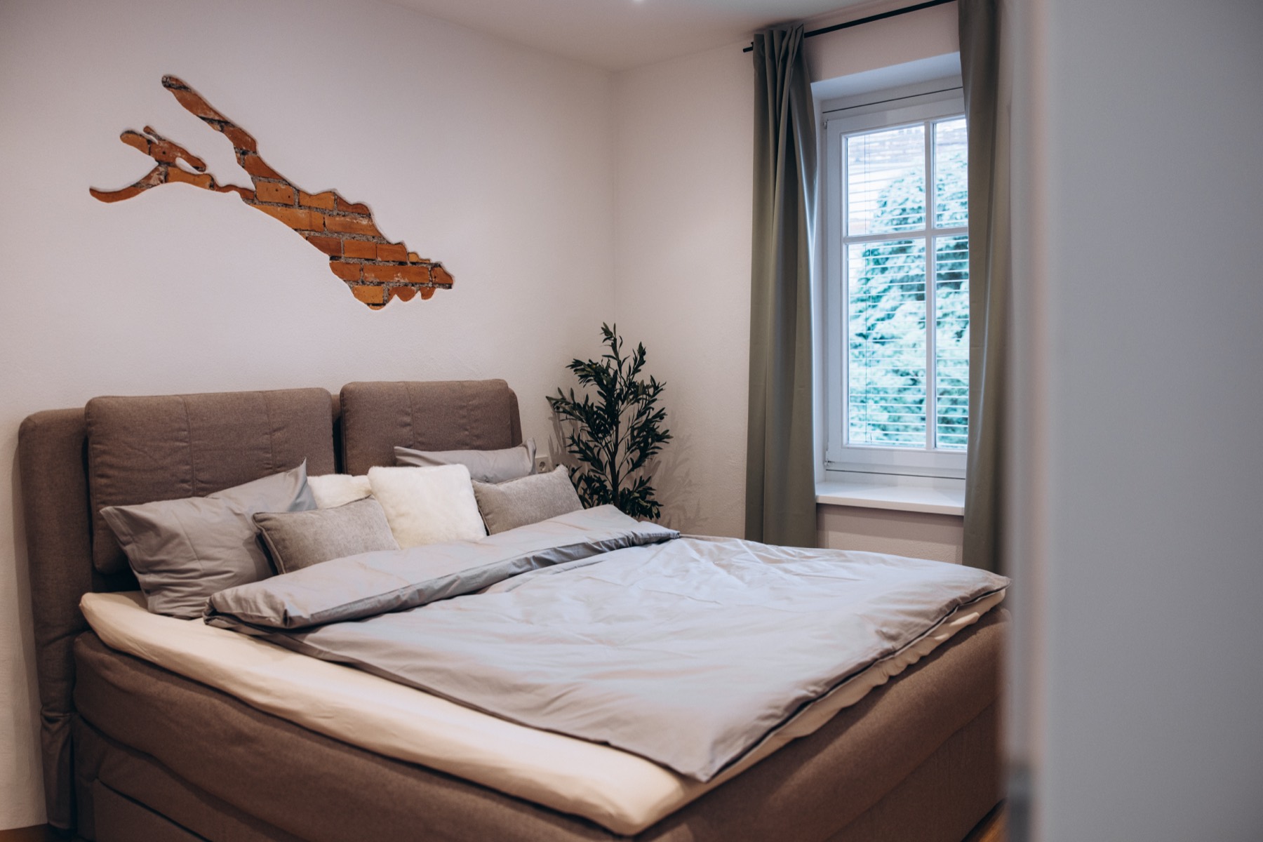 Doppelbett am Fenster im Schlafzimmer