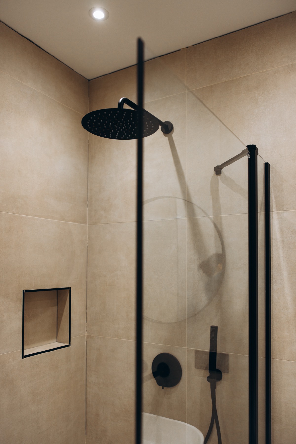 Regendusche mit schwarzen Armaturen