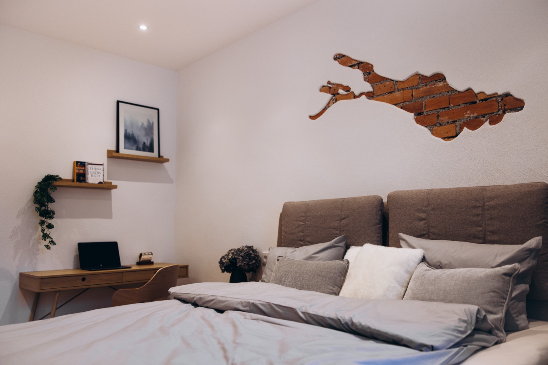 Schlafzimmer mit Bodensee-Silhouette über dem Bett