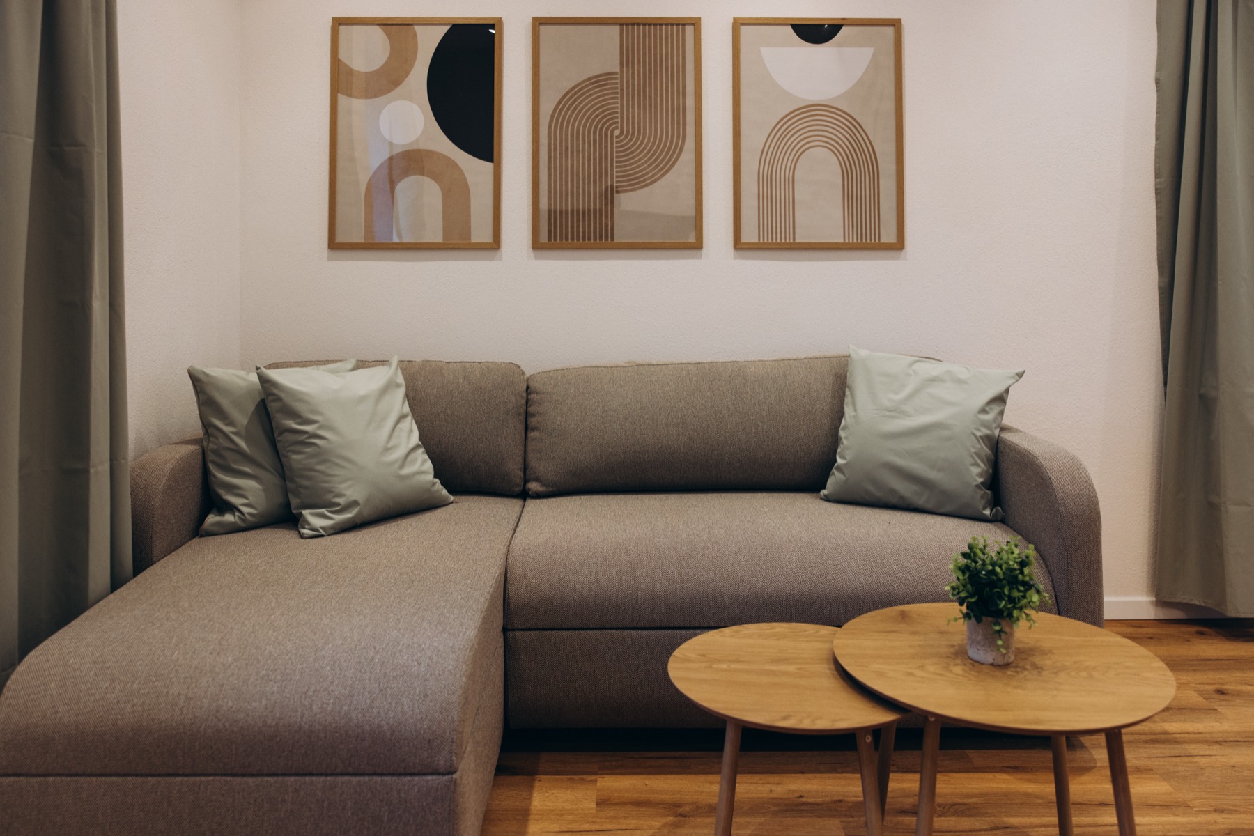 Sofa im Wohnzimmer mit Kunstprints