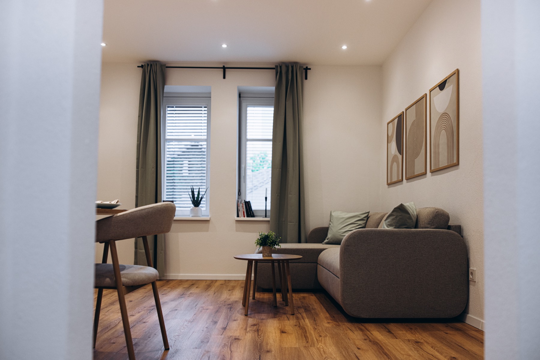 Wohnzimmer mit Sitzecke am Fenster