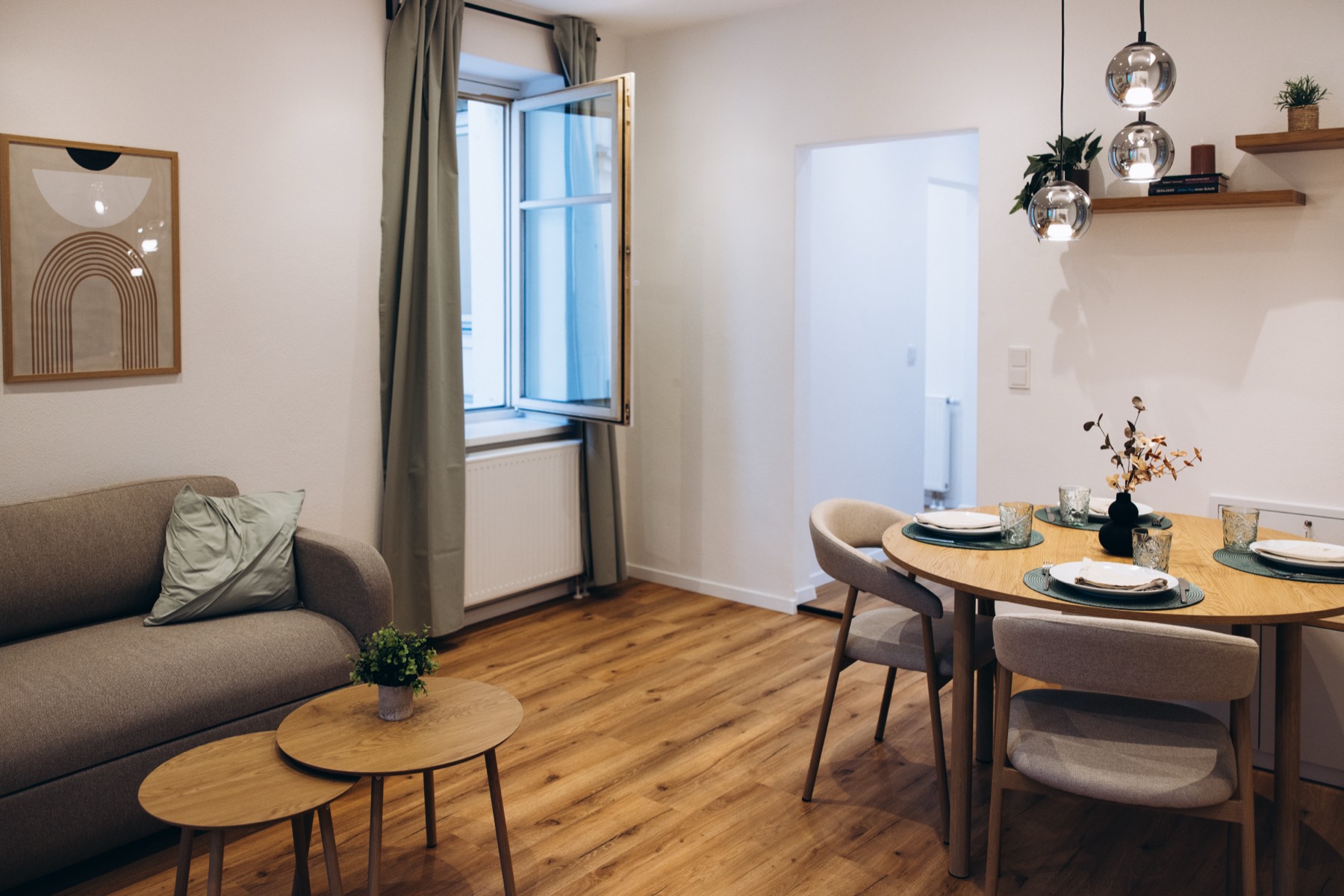 Wohnbereich der Ferienwohnung in Bregenz mit Esstisch und Sofa